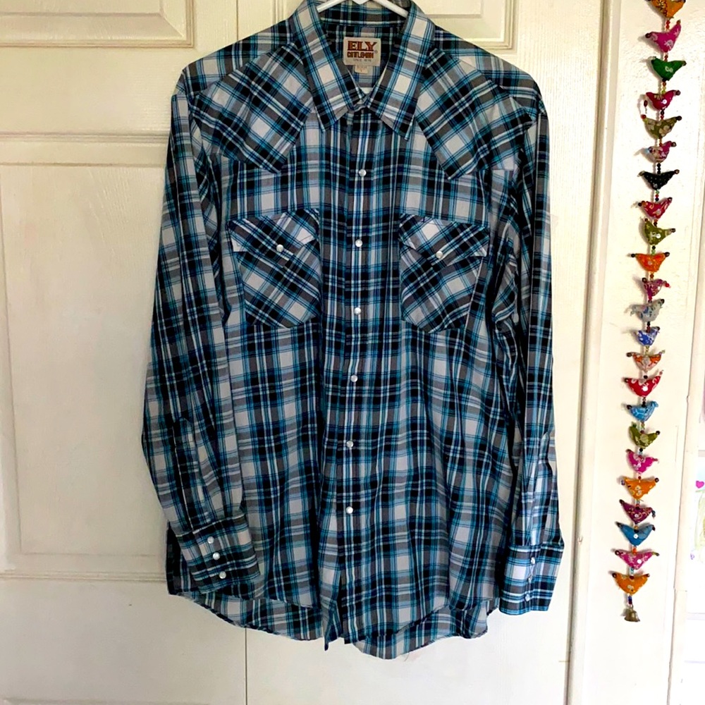 Ely Cattleman Pearl snap buttons